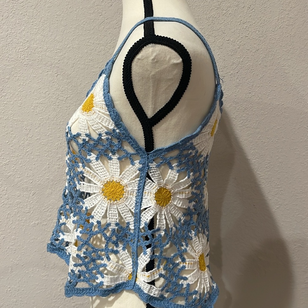 REBELLION Daisy Crochet Style Top SZ M Blue White and Yellow Floral Crop Top NWT - Picture 4 of 10